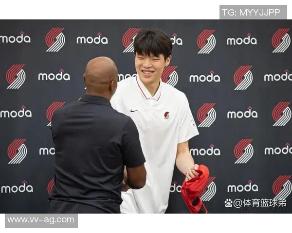 杨瀚森在防挡拆时沉退过多对抗明星后卫显得力不从心