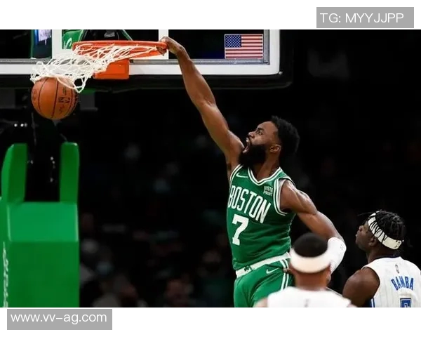 杰伦布朗带领球队逆转胜利关键第三节独得15分助力取胜